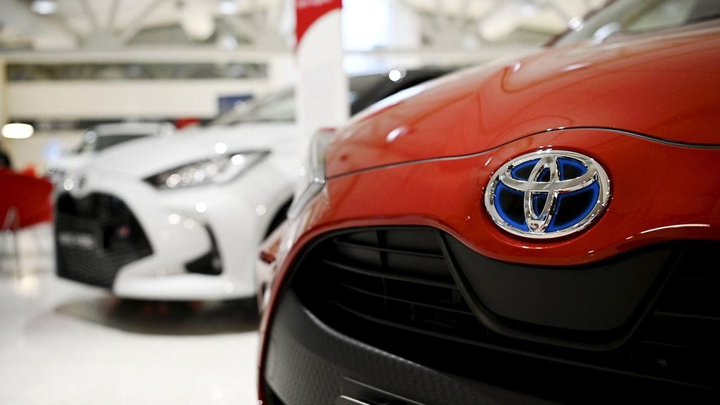 Tarkastettavissa autoissa on pysäköintiavustimen ohjainyksikkö, joka on osa Panoramic View Monitor -järjestelmää. Kuvituskuva.