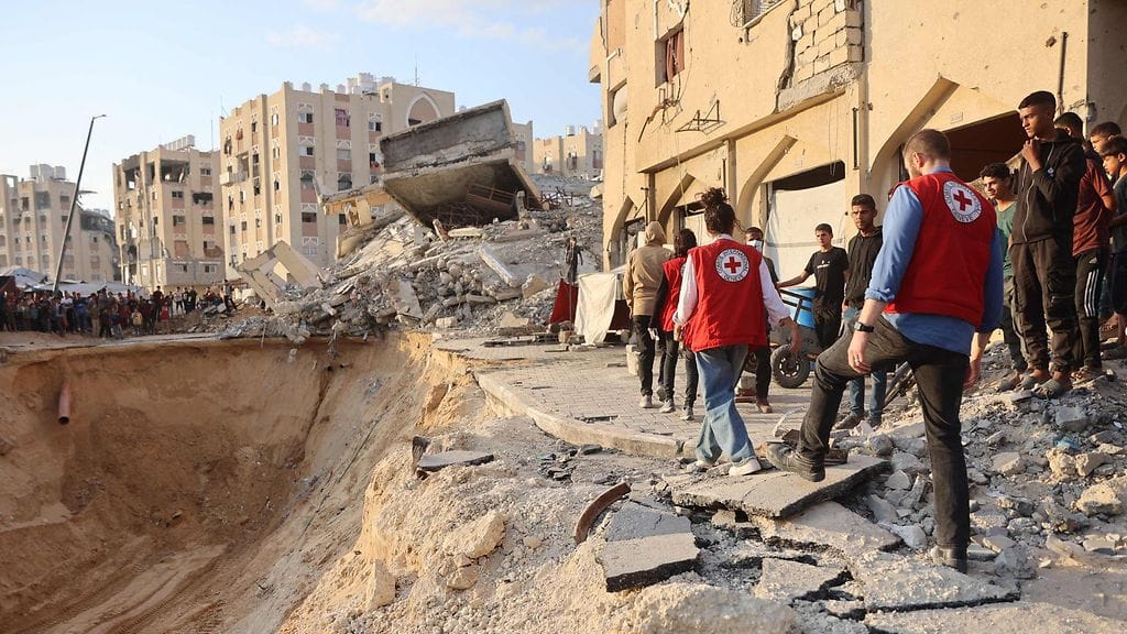 Kuvituskuvassa kansainvälisen Punaisen Ristin (ICRC) henkilökuntaa paikalla, jossa etsittiin kaivinkoneilla ruumiita Khan Yunisissa Etelä-Gazan alueella 17. lokakuuta.