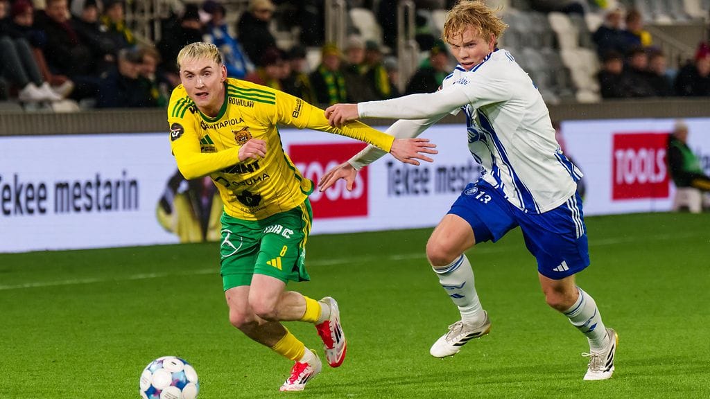 Ilveksen Maksim Stjopin ja HJK:n Kaius Simojoki kamppailivat pallosta torstain taistossa.