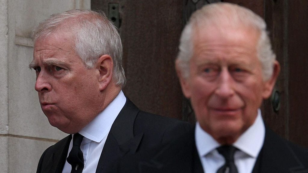 Prinssin arvonsa menettävä Andrew ja kuningas Charles 16. syyskuuta.