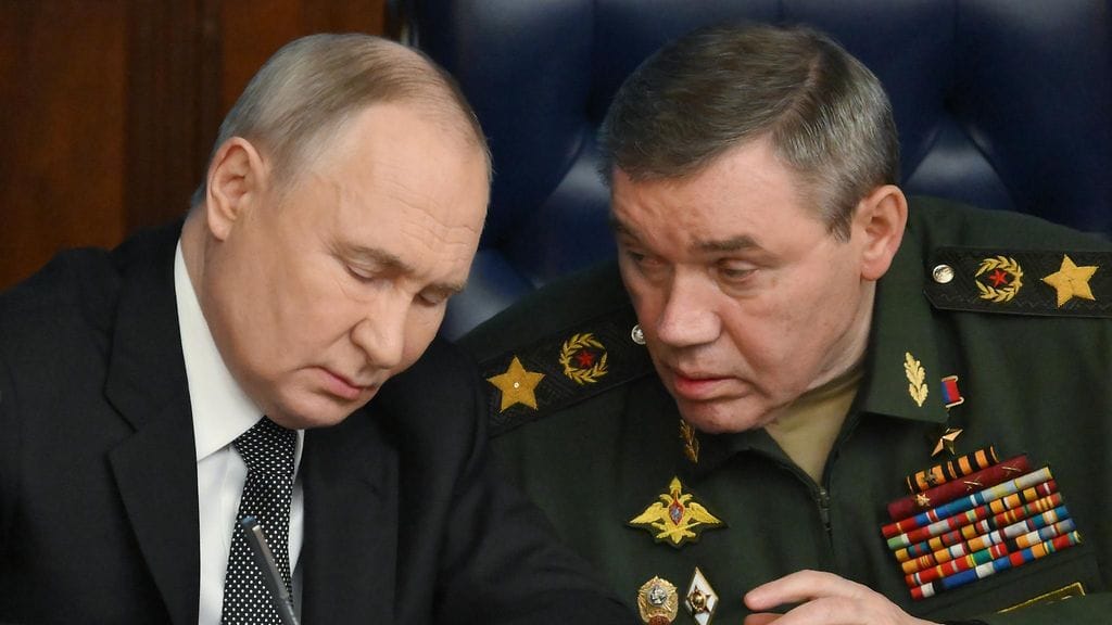Venäjän presidentti Vladimir Putin ja asevoimien komentaja Valeri Gerasimov.