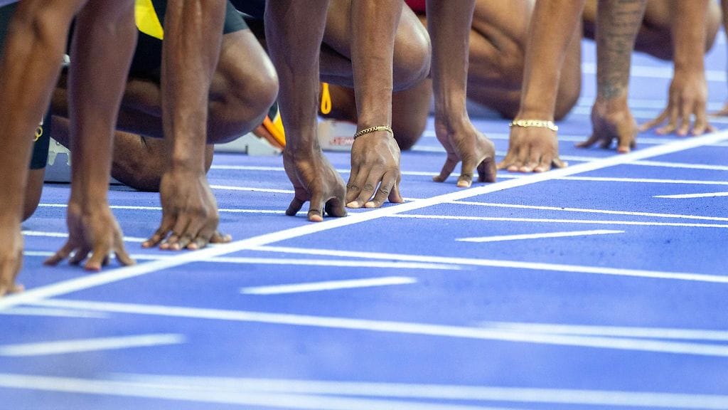 Kuvituskuva 100 metrin juoksun startista.