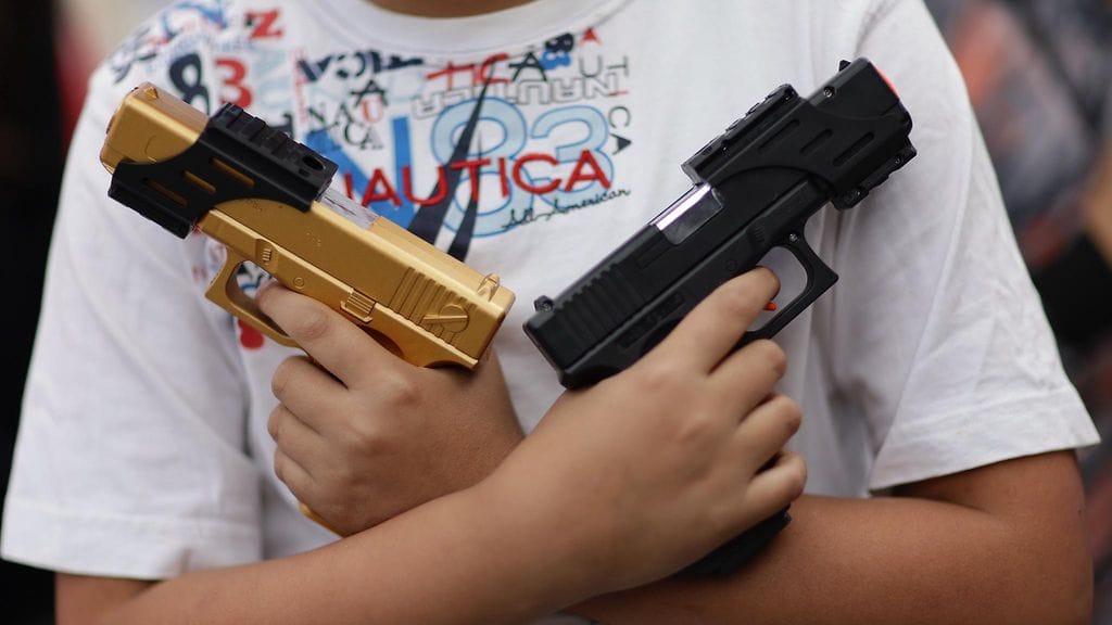 Lasten leluaseet saattavat näyttää erehdyttävästi oikeilta aseilta. Kuvituskuva.