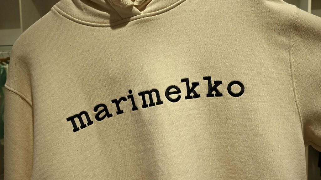 Huppari Marimekon tehtaanmyymälässä Herttoniemessä Helsingissä 19. helmikuuta.
