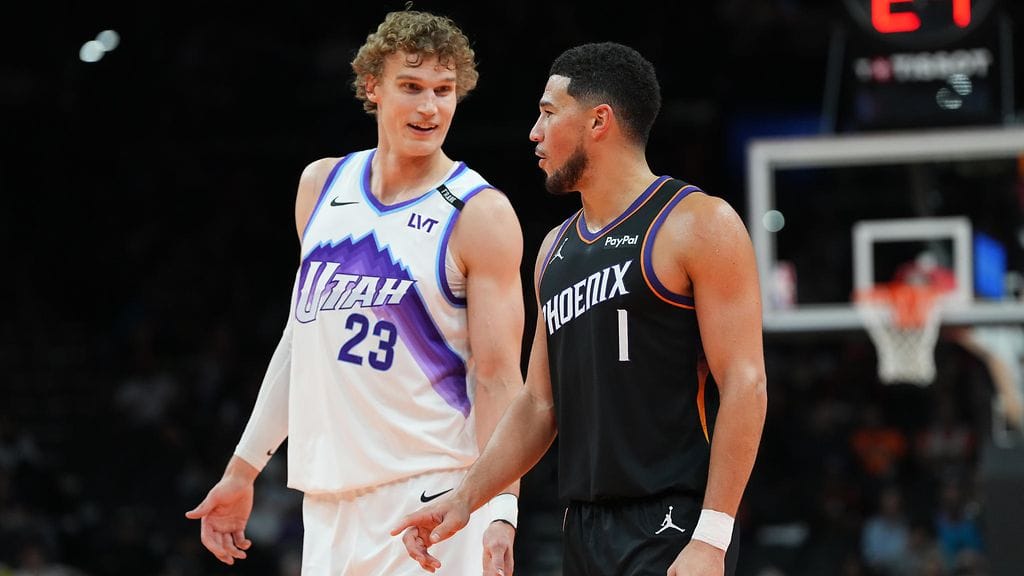 Utah Jazzin Lauri Markkasella ja Phoenix Sunsin Devin Bookerilla oli juttutuokio kesken ottelun.