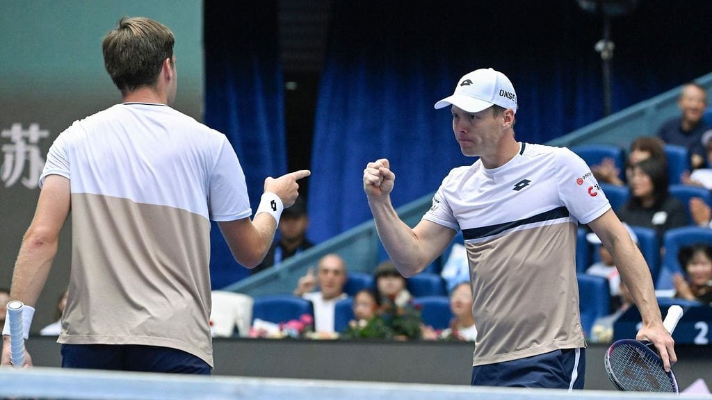 Harri Heliövaara (oik.) ja Henry Patten pelaavat Masters 1 000 -finaalissa.