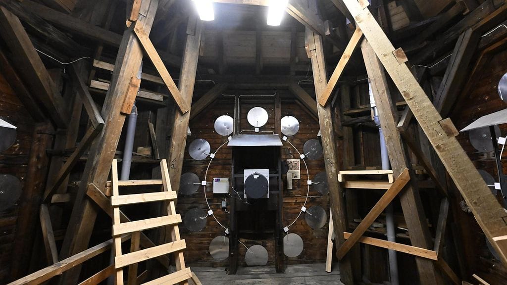 LK 1.11.2025 Kellotornin kello sisältäpäin kuvattuna Helsingin päärautatieasemalla, joka esiteltiin medialle 30. lokakuuta 2025.