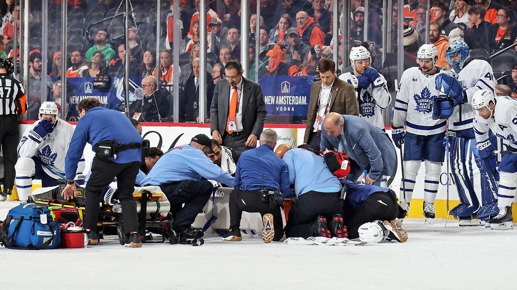 Toronton Chris Tanev tarvitsi hoitoa jäällä.
