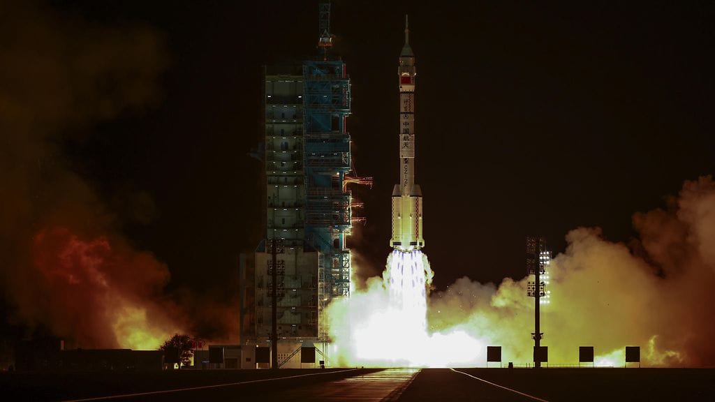 Shenzhou 21 -avaruusalus ampaisi matkaan Kiinan Jiuquan laukaisuasemalta.