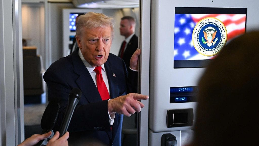 Presidentti Trump Air Force One -lentokoneessa 31. lokakuuta.