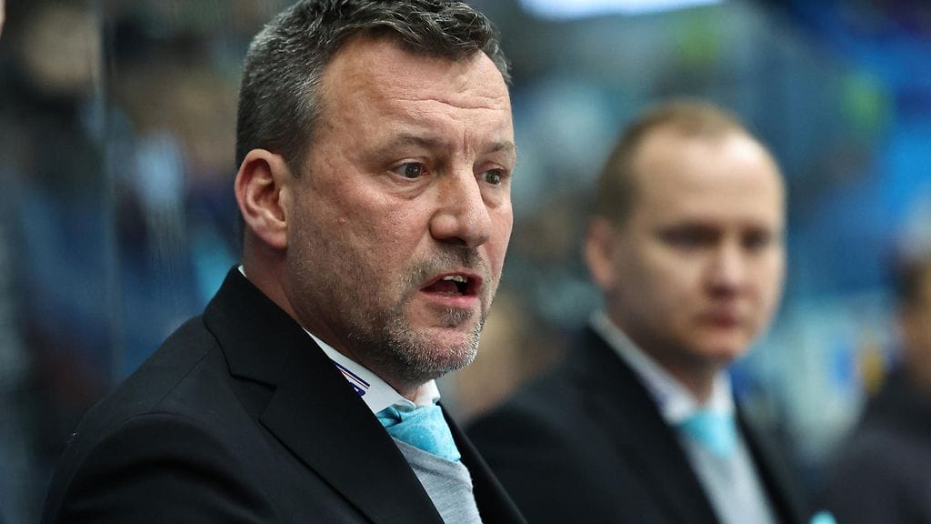 Tony Virta ei jatka Pelicans-valmennuksessa. Taustalla Jussi Taipale, joka sai myös lähtöpassit.