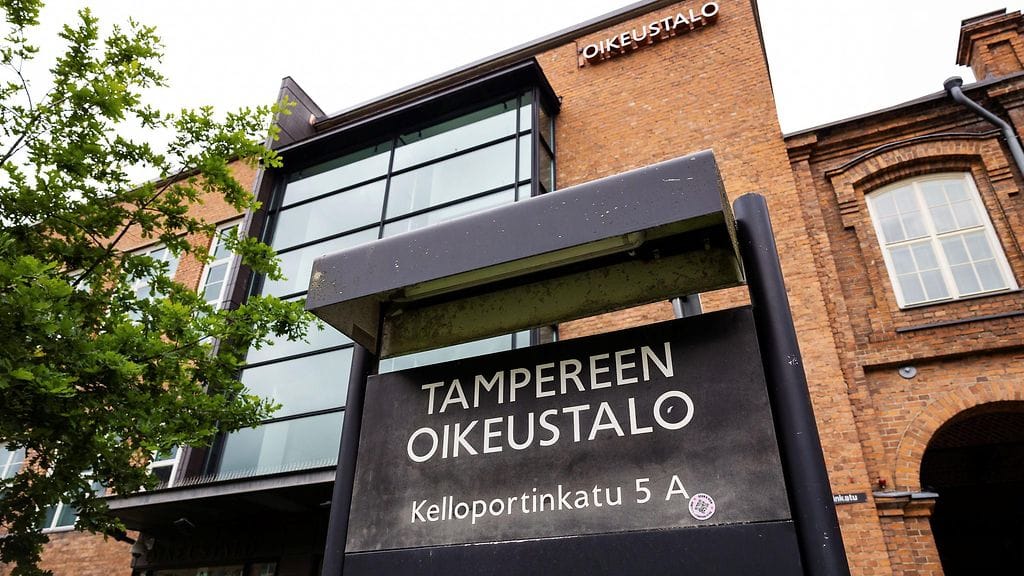 Mies hyökkäsi, kun nainen, hänen uusi miesystävänsä ja naisen ja syytetyn nelivuotias lapsi astuivat ulos torilla sijaitsevasta ravintolasta.