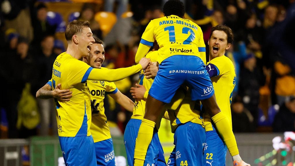 Gnistanin pelaajat juhlivat villisti loppuhetkien 2-2-tasoitusta.