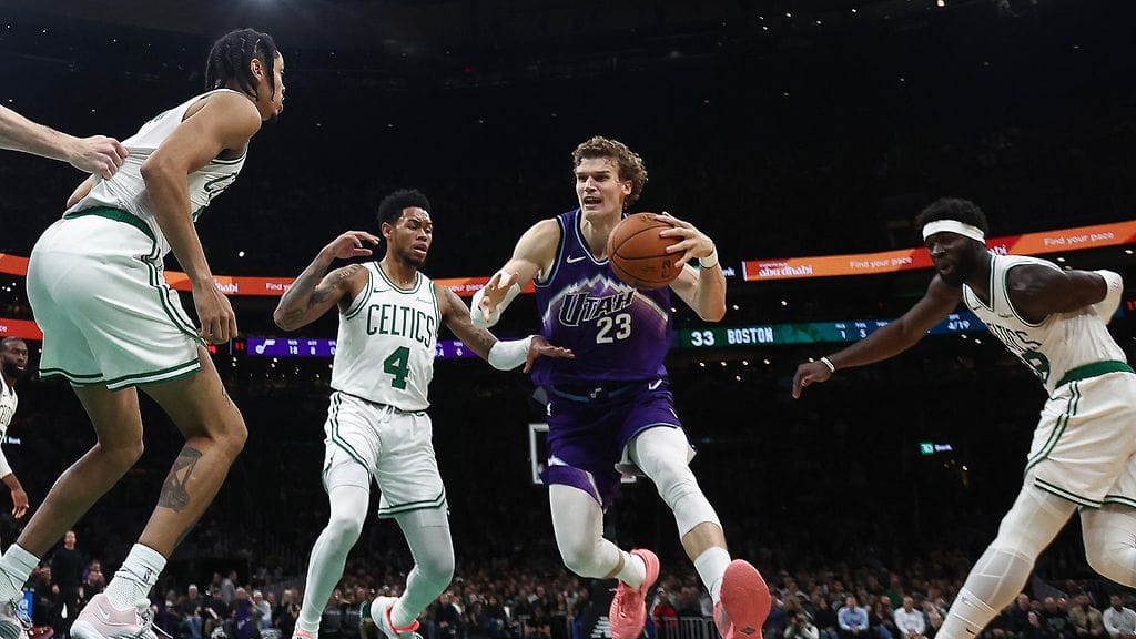 Lauri Markkanen pallon herrana.