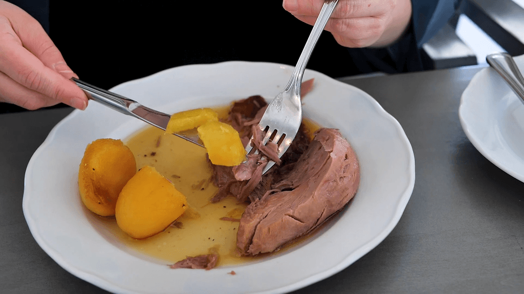 Lemin särää perunoiden kera Säräpirtti Kippurasarvessa.