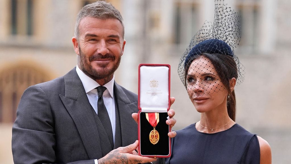 Sir David Beckham esitteli tunnustuksensa symbolia yhdessä vaimonsa Victorian kanssa.