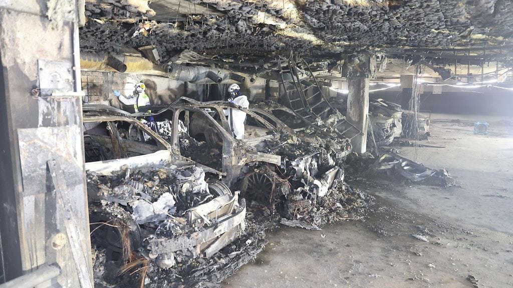 Jopa 50 autoa kärsi eriasteisia vaurioita tulipalossa. Osa tuhoutui täysin.