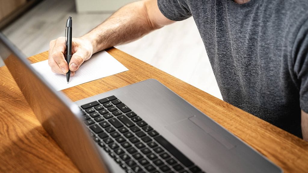 Valtion henkilöstön uusissa etätyöohjeissa suositellaan, että lähityöpäiviä on keskimäärin 12 päivää kuukaudessa.