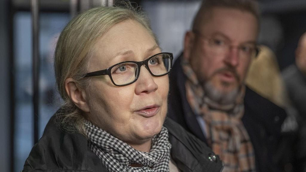 Anneli Auer ja hänen asianajajansa Markku Fredman Varsinais-Suomen käräjäoikeudessa Turussa 21. lokakuuta 2025.
