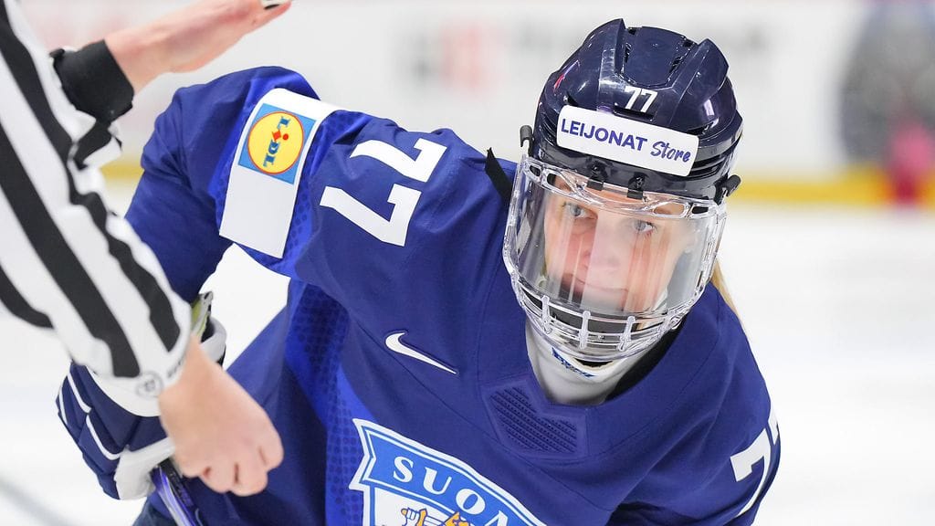 Susanna Tapani ratkaisi ylivoimamaalillaan Suomen 2-1-voiton Sveitsistä.