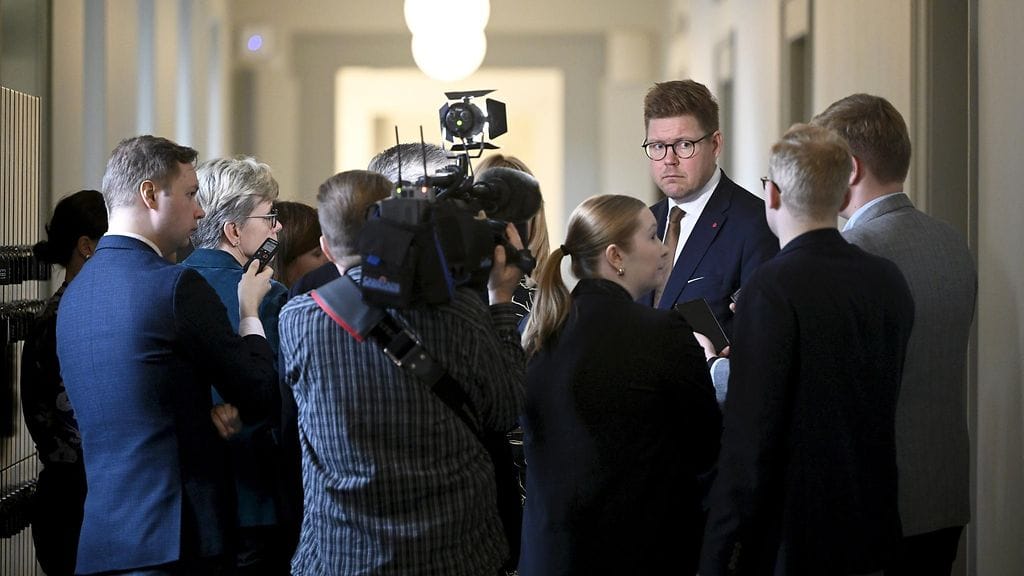 SDP:n puheenjohtaja Antti Lindtman median edustajien ympäröimänä eduskunnassa Helsingissä 14. lokakuuta 2025.