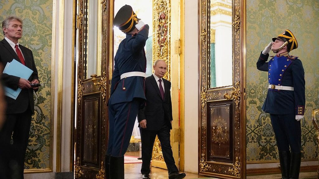 Tiedottaja Peskov ja presidentti Putin Kremlissä.