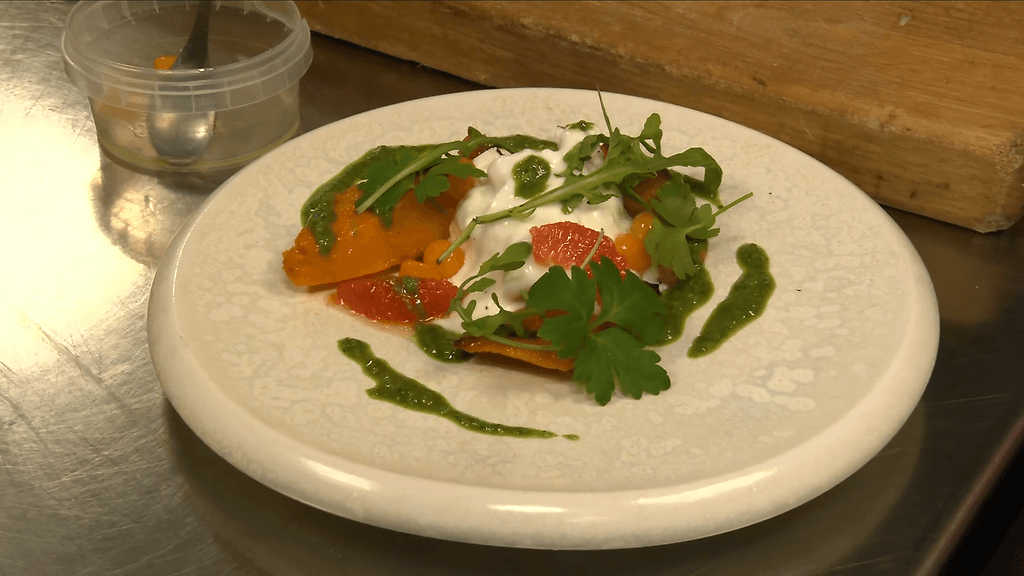 Henri Alénin annoksessa on muun muassa myskikurpitsaa ja verigreippiä.