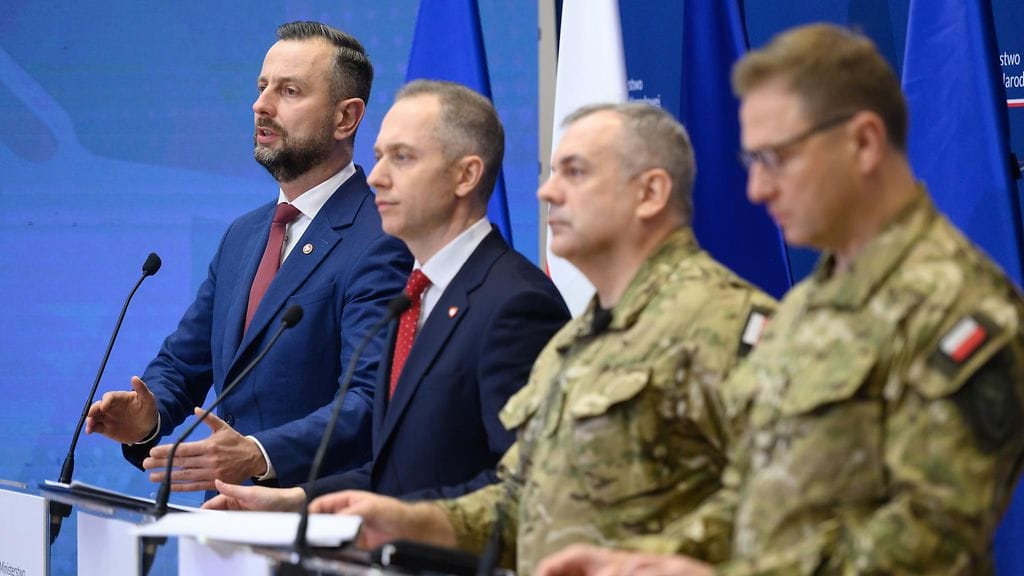 Puola kertoi puolustuksensa vahvistamisesta Varsovassa 6. marraskuuta. Vasemmalla puolustusministeri Wladyslaw Kosiniak-Kamysz.