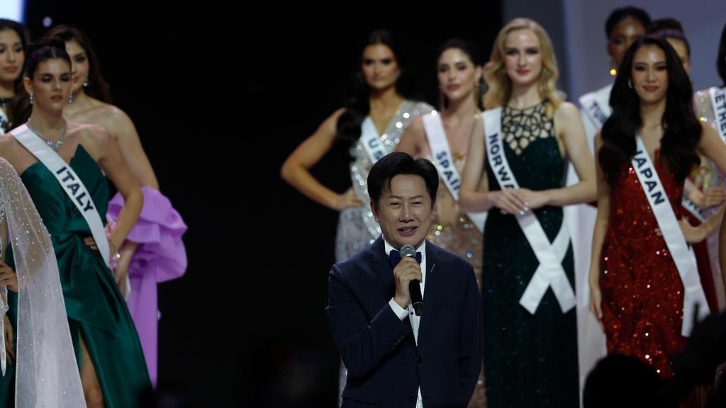 Thaimaalainen Miss Universum -johtaja, liikemies Nawat Itsaragrisil moitti Meksikon edustaja Fatima Boschia kymmenien kilpailijoiden edessä mainosmateriaalin julkaisematta jättämisestä.