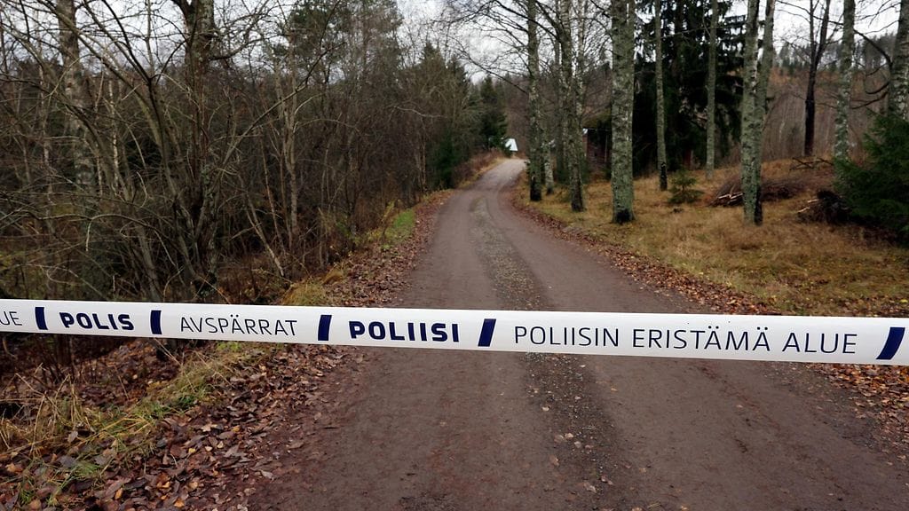 Poliisin eristämä Pyrokratia Oy:n ilotulitevarastolle johtava tie Vähikkälän kylässä Kanta-Hämeen Janakkalassa 6. marraskuuta 2025.