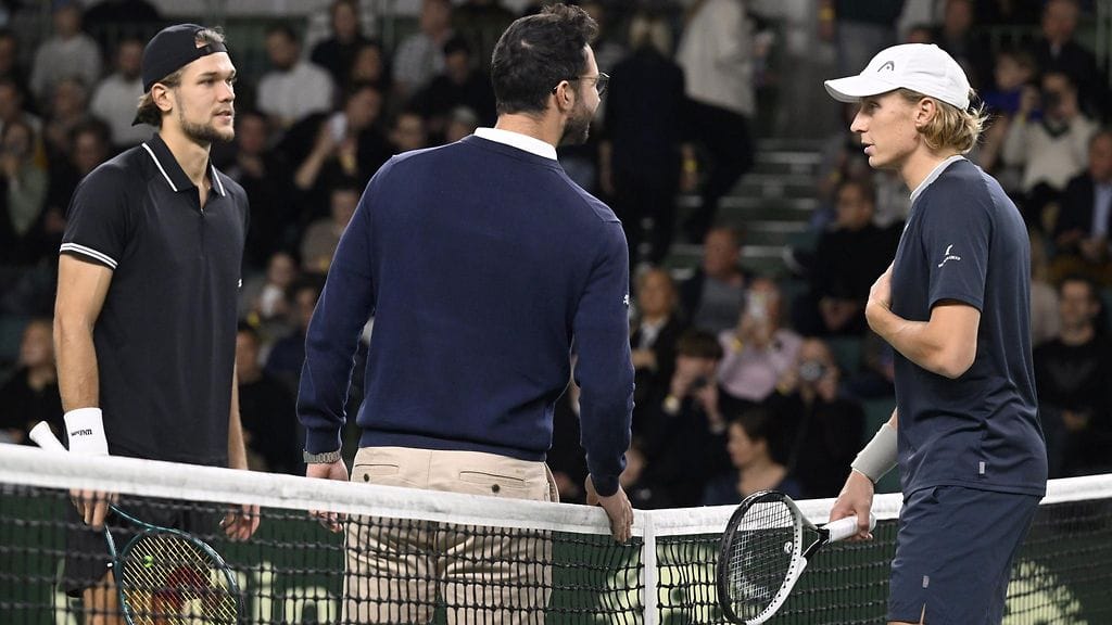 Otto Virtanen (vas.) voitti Emil Ruusuvuoren Talin ATP-haastajaturnauksessa.