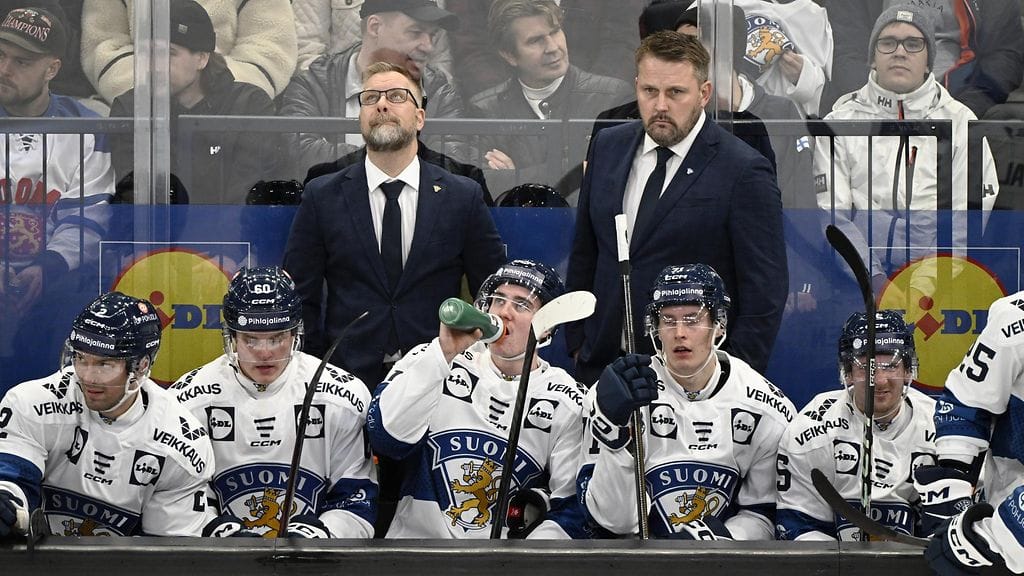 Mikko Manner (vas.) ja Antti Pennanen saavat Leijonien valmennusjohdossa miettiä kuvioita Tampereen EHT-turnauksen seuraaviin peleihin.