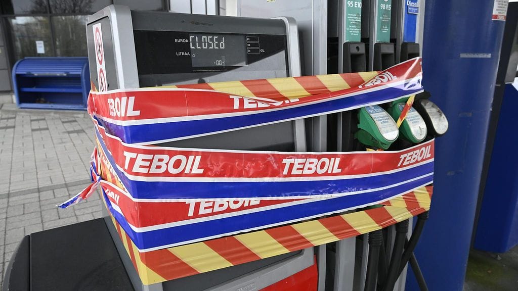 Suljettu polttoainepumppu Teboilin Koivuhaan asemalla Vantaalla 30. lokakuuta.