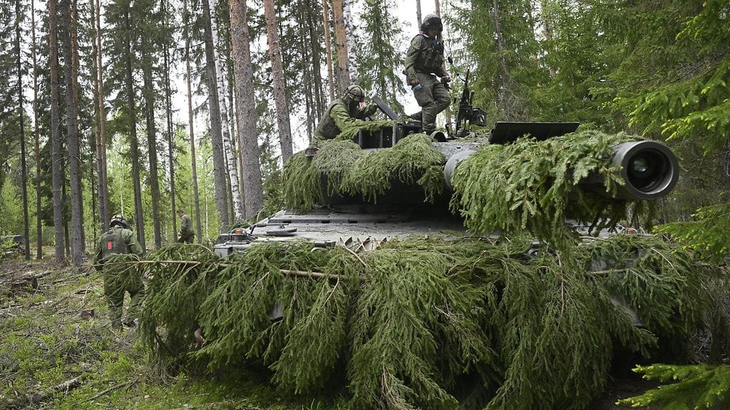 Naamioitu Leopard-vaunu Karjalan prikaatin järjestämässä Karelian Sword 25 sotaharjoituksessa Pahkajärvellä Kouvolassa 28. toukokuuta 2025.