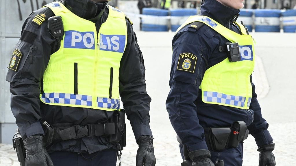 Autokoulun auto ja kuorma-auto ajoivat nokkakolarin keskiviikkona Södertäljessä Ruotsissa.