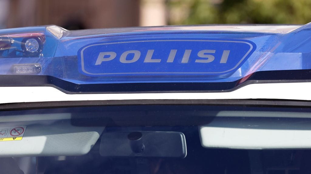 Poliisi jakoi liikennevirhemaksuja bussikaistaohittelijoille Kehä II:lla. Kuvituskuva.