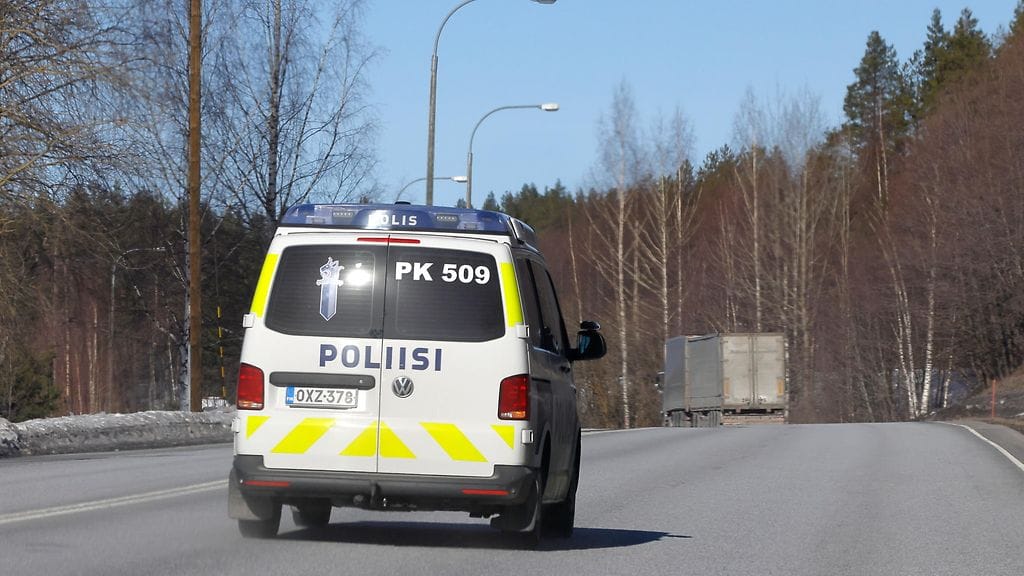 Poliisi joutui lopulta kiilaamaan naisen auton kaiteeseen.