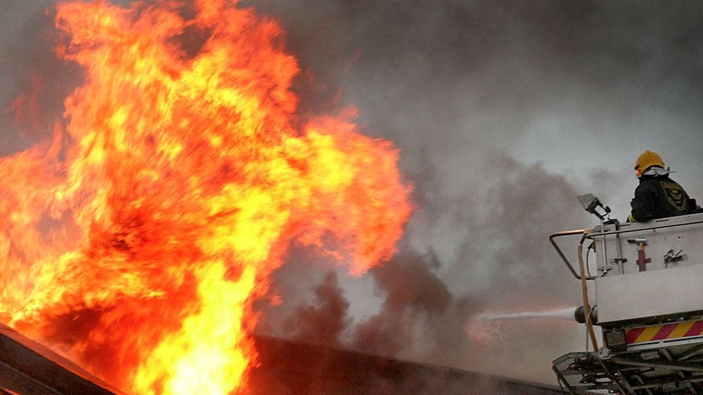 Pyhäjärvellä palaa suuri hallirakennus/ kuvituskuva