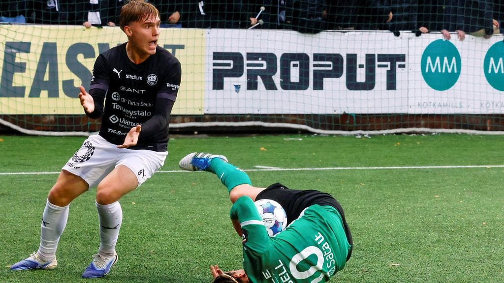 TPS:n Aapo Boström (vas.) esiintyi edukseen liigakarsinnassa KTP:tä vastaan.