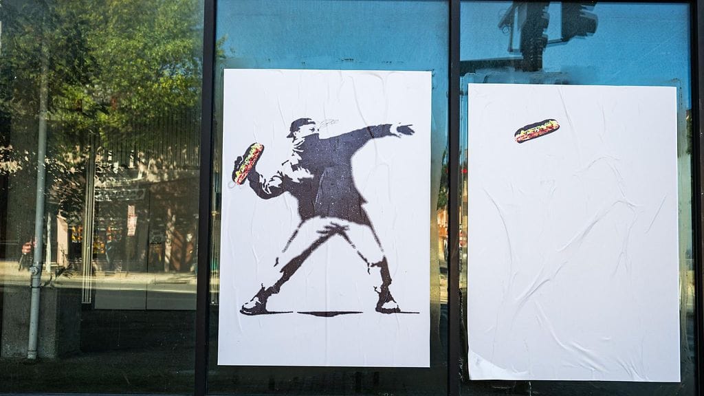 Tapauksen jälkeen eri paikkoihin Washington D.C.:tä alkoi ilmestyä seinämaalauksia, joissa mies heittää patonkia.