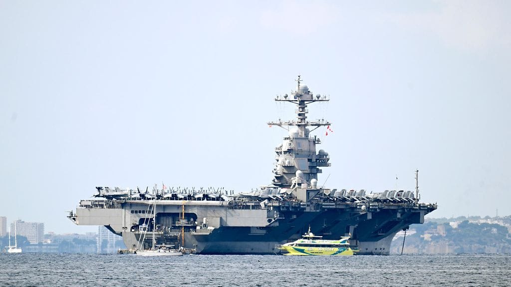 Trump määräsi maailman suurimman lentotukialuksen Gerald Fordin siirtymään Karibianmerelle osaksi suurta maan laivaston läsnäoloa. Kuvassa lentotukialus Palma de Mallorcan edustalla lokakuun alussa.