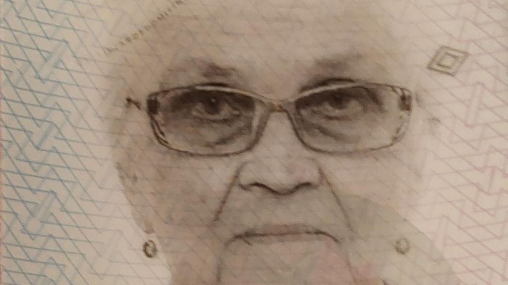 Poliisin etsimä nainen on noin 165 senttimetriä pitkä ja hänellä on vaaleat hiukset.