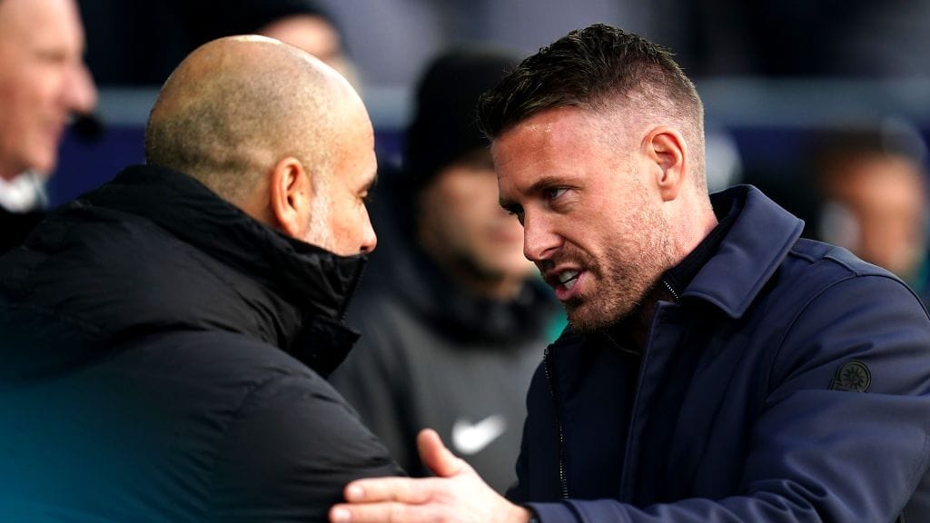 Pep Guardiola ja Rob Edwards joulukuussa 2023.