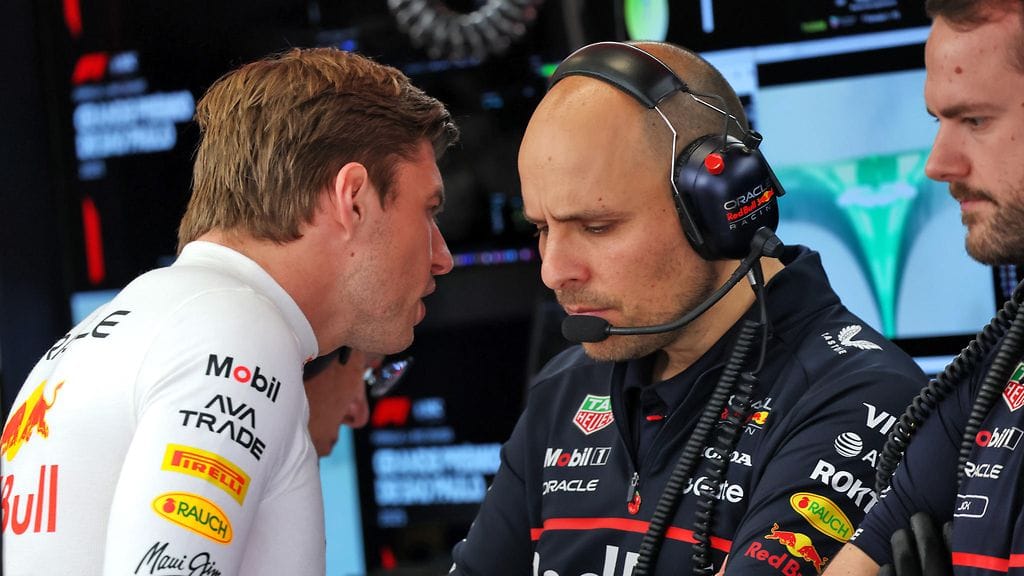Max Verstappen ja kisainsinööri Gianpiero Lambiase kävivät asioita tiukasti läpi.