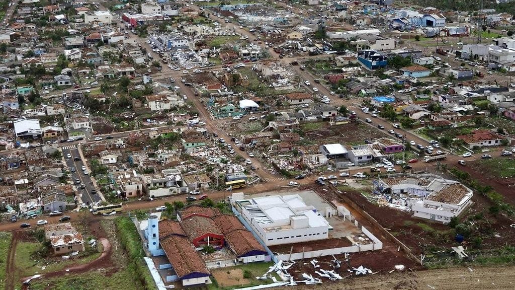 Ainakin kuusi ihmistä on kuollut ja liki 750 loukkaantunut, kun pyörremyrsky tuhosi lähes täysin Rio Bonito do Iguacun kaupungin Brasilian eteläosassa
