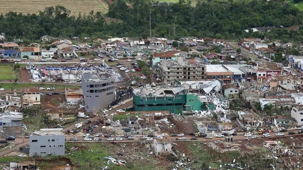 Täystuho: Vaikka myrsky kesti vain muutamia minuutteja, se tuhosi Paranan osavaltiossa sijaitsevan 14 000 asukkaan kaupungin perin pohjin.