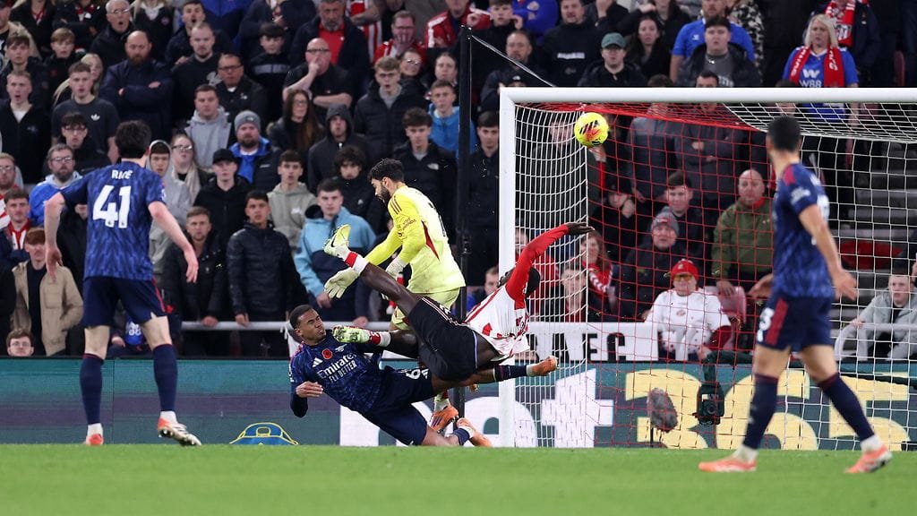 Sunderlandin Brian Brobbey maalasi akrobaattisesti Arsenalia vastaan lisäajalla.