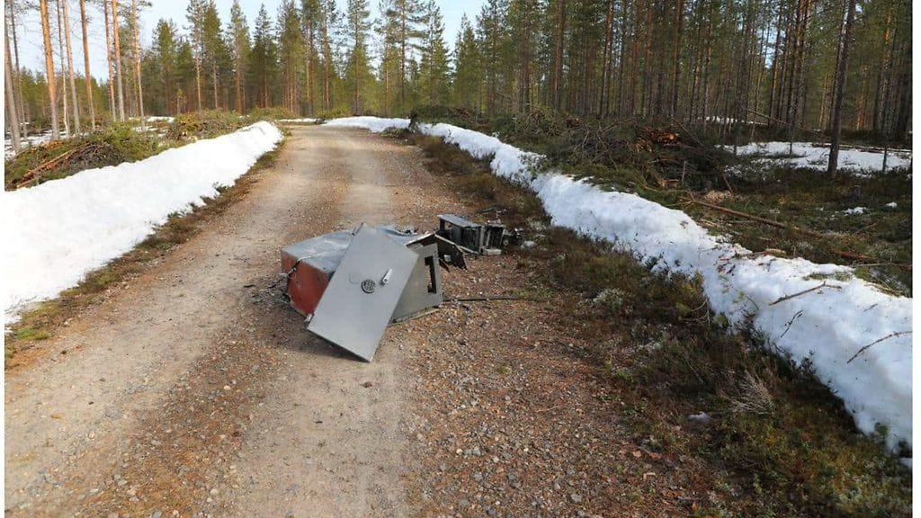 räjäytetty pankkiautomaatti metsätiellä