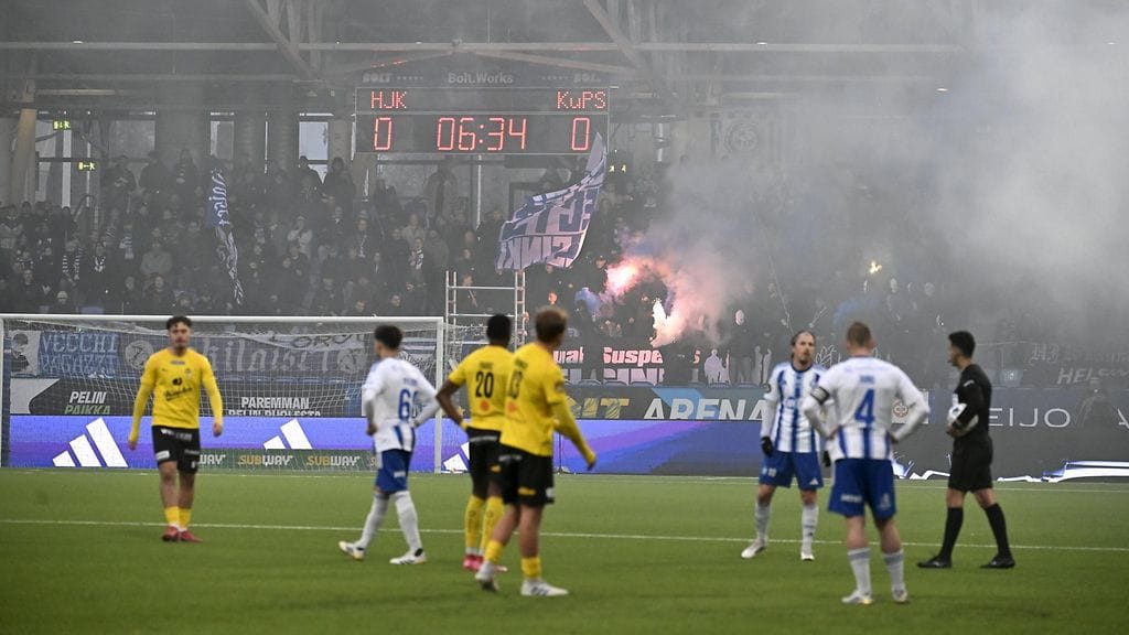 HJK:n ja KuPSin välinen ottelu on keskeytetty eri otteisiin kannattajien häiriökäytöksen vuoksi.