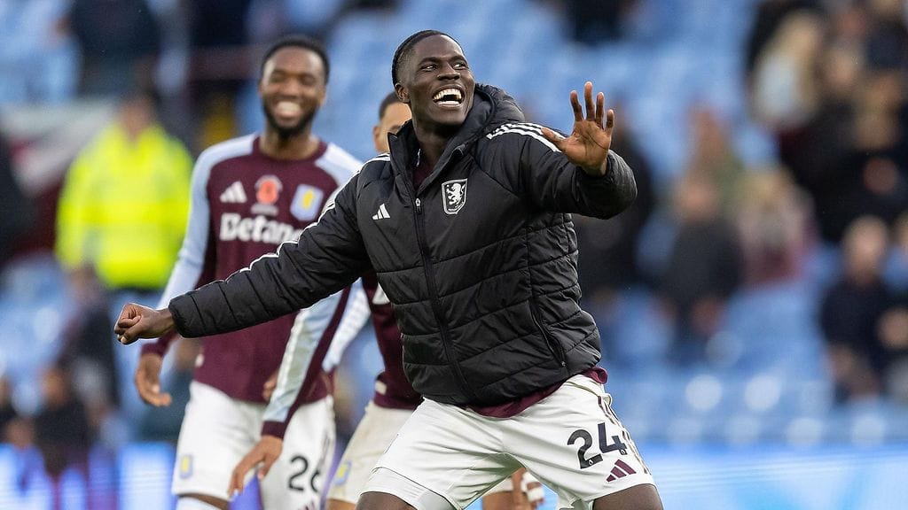 Aston Villan keskikenttäpelaaja Amadou Onan juhlimassa voittoa Bournemouthista.